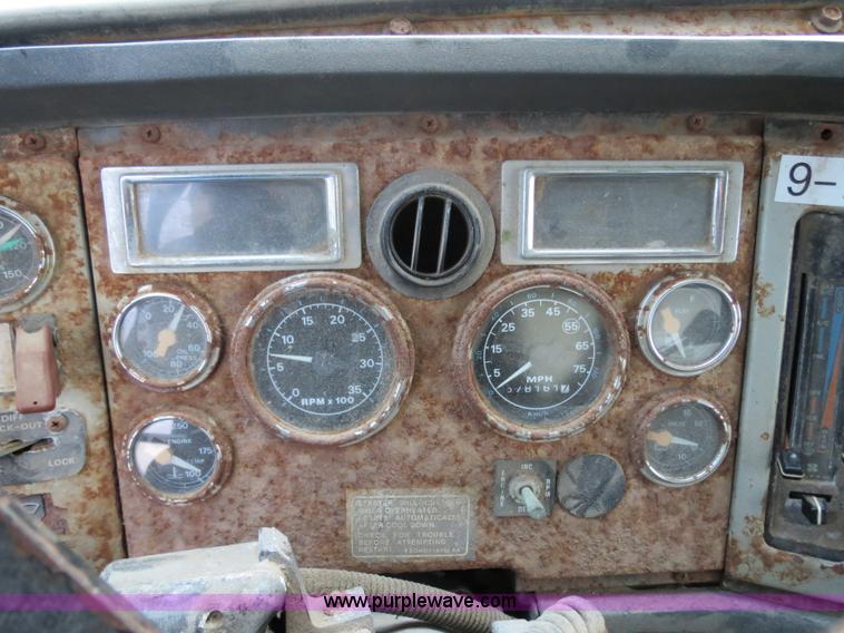 image for item B4801 1993 Ford L8000 truck cab and chassis