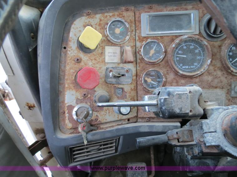 image for item B4801 1993 Ford L8000 truck cab and chassis