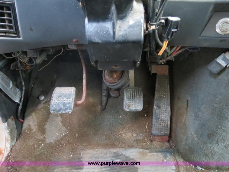 image for item B4801 1993 Ford L8000 truck cab and chassis