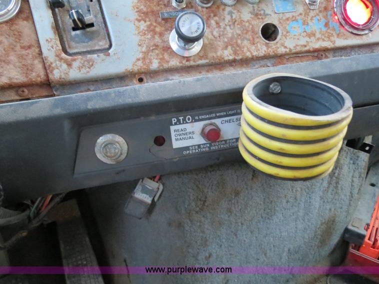 image for item B4801 1993 Ford L8000 truck cab and chassis