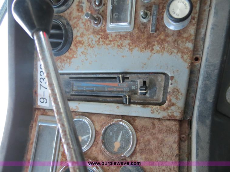 image for item B4801 1993 Ford L8000 truck cab and chassis