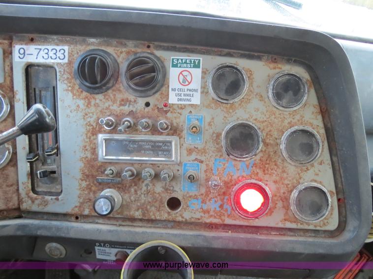 image for item B4801 1993 Ford L8000 truck cab and chassis