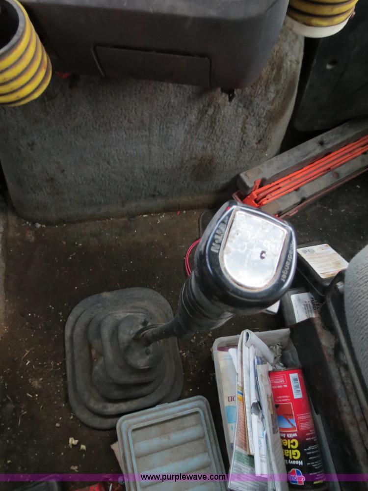 image for item B4801 1993 Ford L8000 truck cab and chassis