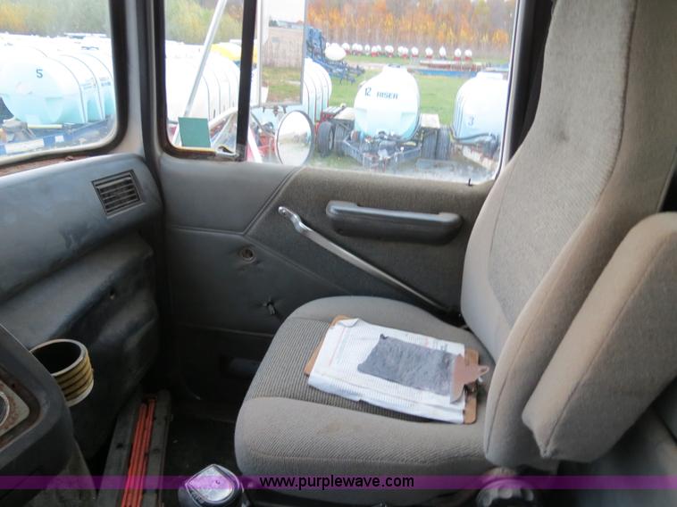 image for item B4801 1993 Ford L8000 truck cab and chassis