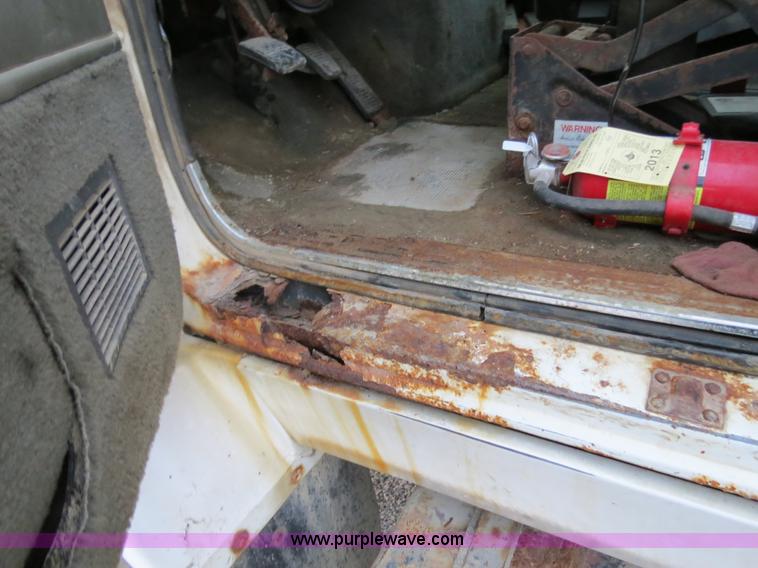 image for item B4801 1993 Ford L8000 truck cab and chassis