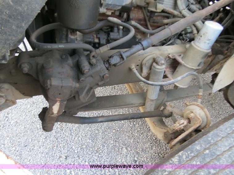 image for item B4801 1993 Ford L8000 truck cab and chassis