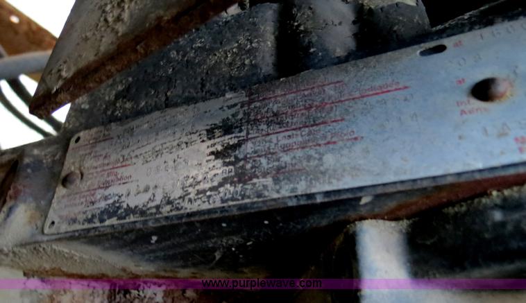 image for item B4801 1993 Ford L8000 truck cab and chassis