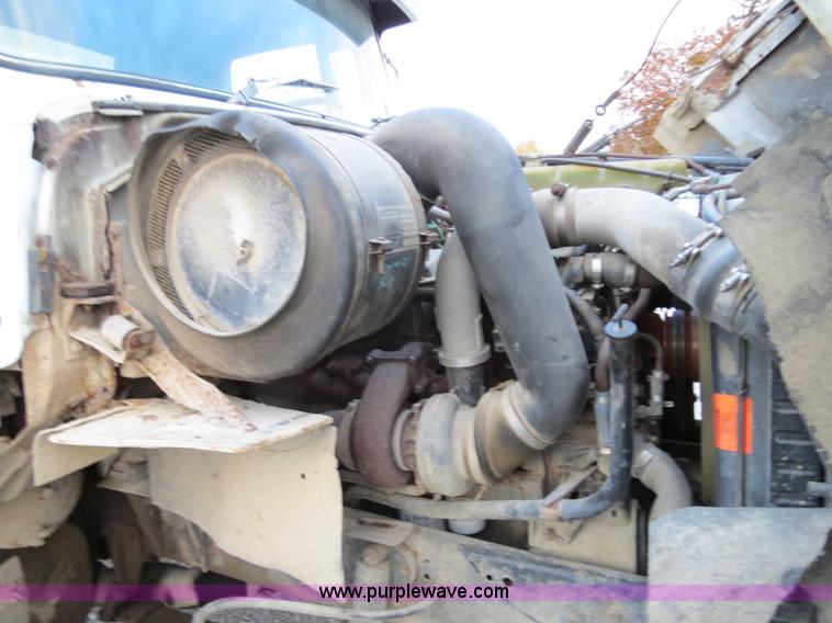 image for item B4801 1993 Ford L8000 truck cab and chassis