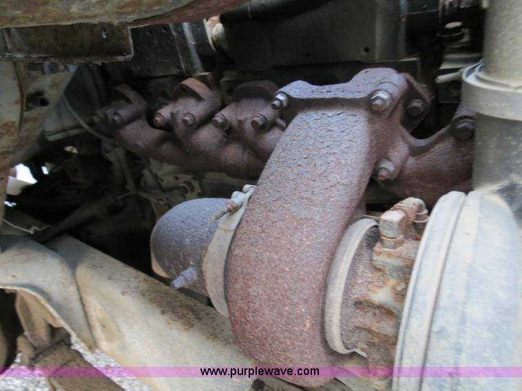 image for item B4801 1993 Ford L8000 truck cab and chassis