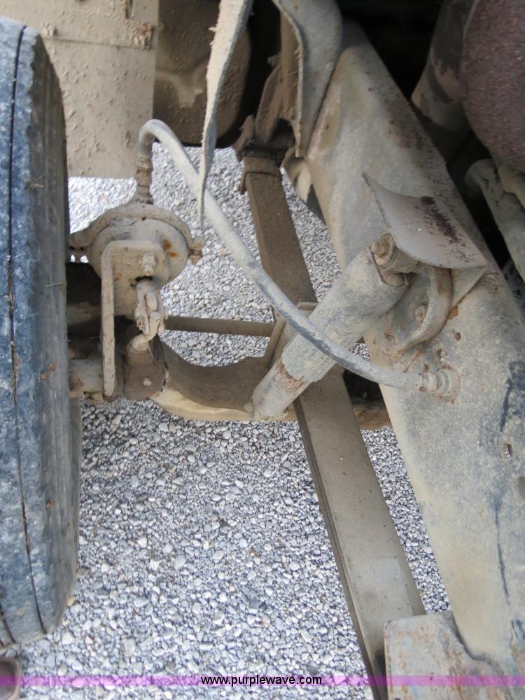 image for item B4801 1993 Ford L8000 truck cab and chassis