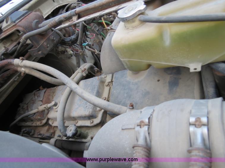 image for item B4801 1993 Ford L8000 truck cab and chassis