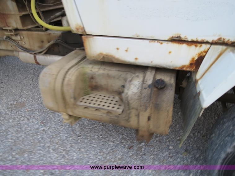 image for item B4801 1993 Ford L8000 truck cab and chassis