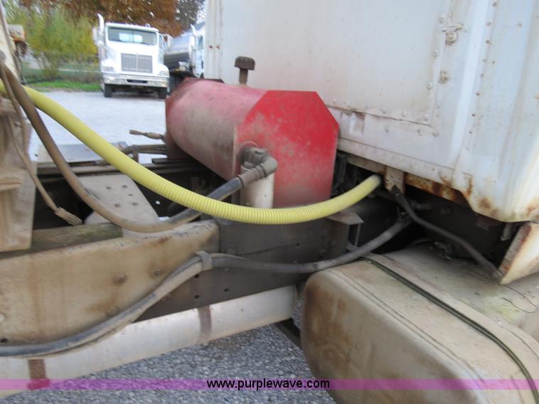 image for item B4801 1993 Ford L8000 truck cab and chassis