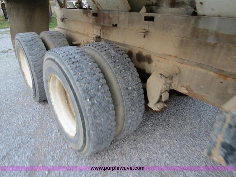 image for item B4801 1993 Ford L8000 truck cab and chassis