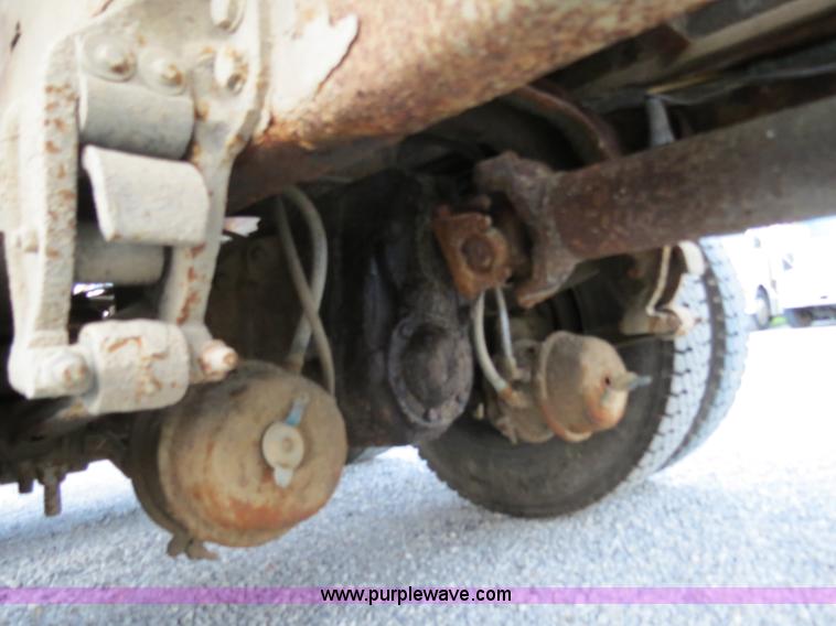 image for item B4801 1993 Ford L8000 truck cab and chassis