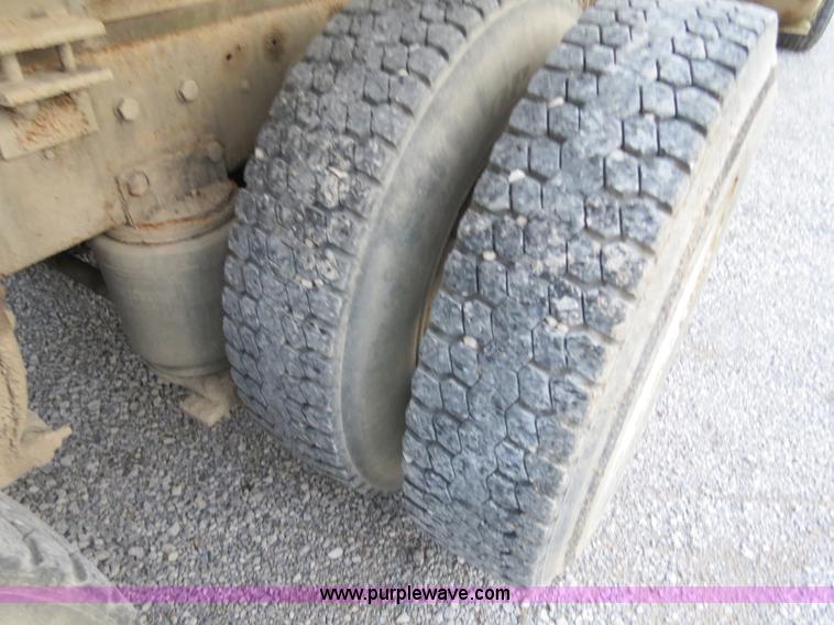 image for item B4801 1993 Ford L8000 truck cab and chassis