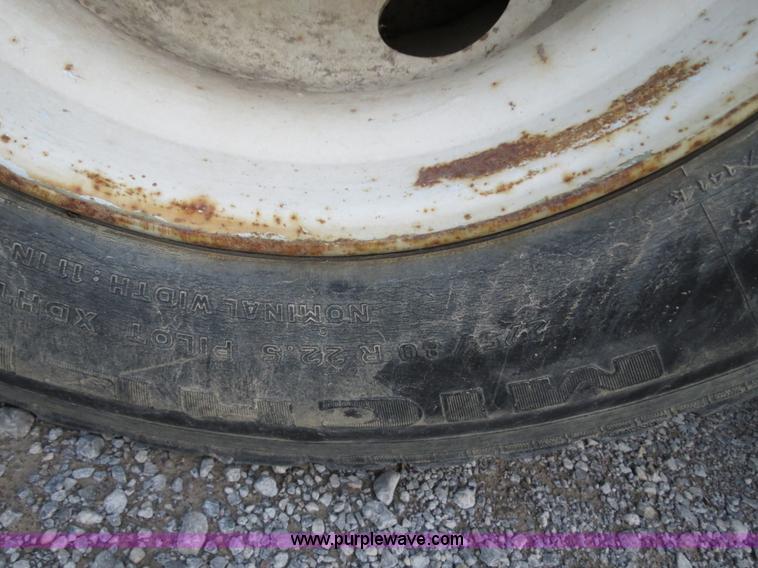 image for item B4801 1993 Ford L8000 truck cab and chassis