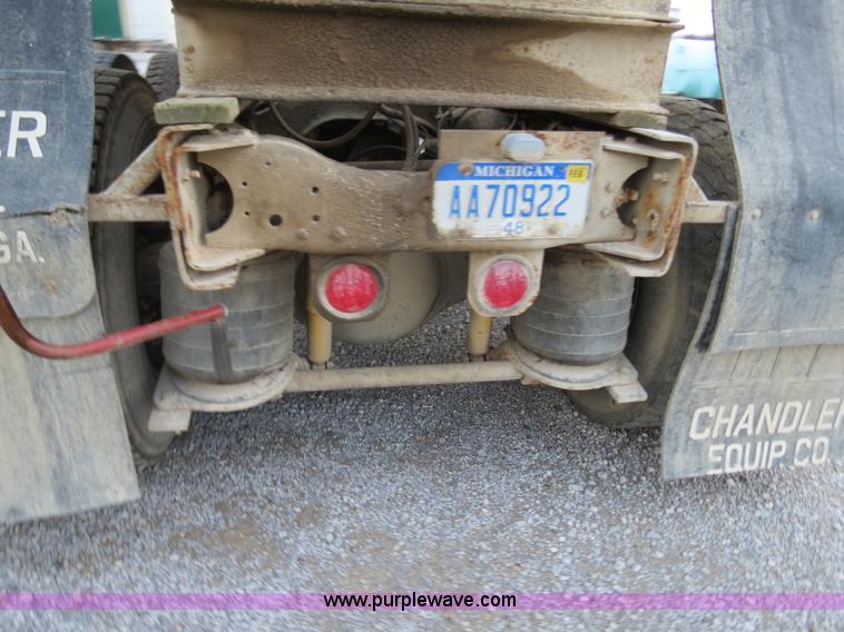 image for item B4801 1993 Ford L8000 truck cab and chassis