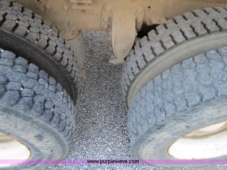 image for item B4801 1993 Ford L8000 truck cab and chassis