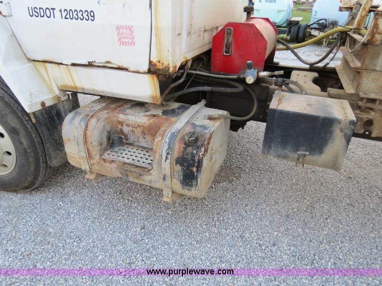 image for item B4801 1993 Ford L8000 truck cab and chassis