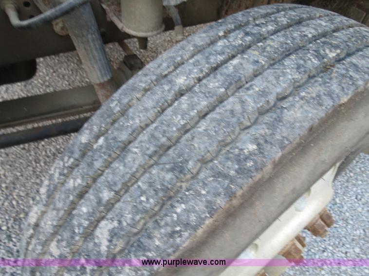 image for item B4801 1993 Ford L8000 truck cab and chassis