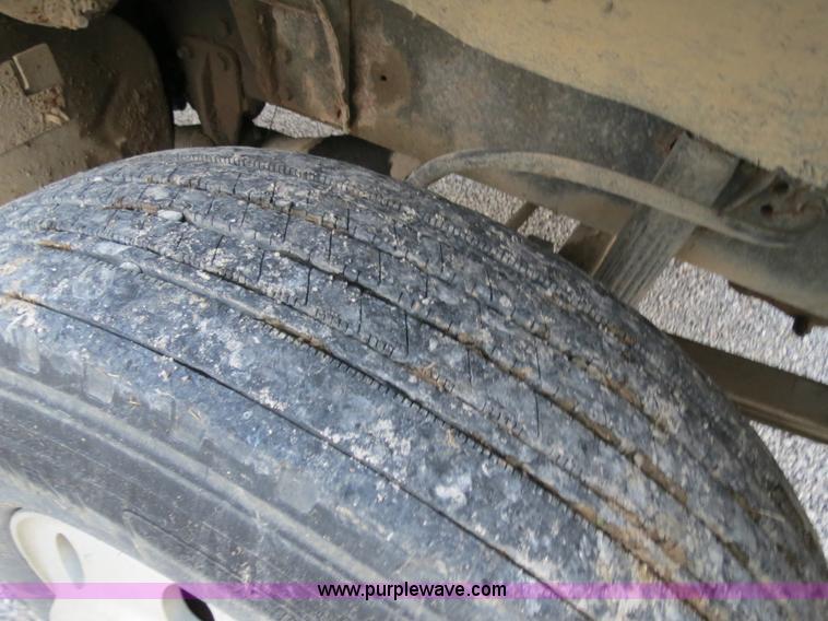 image for item B4801 1993 Ford L8000 truck cab and chassis