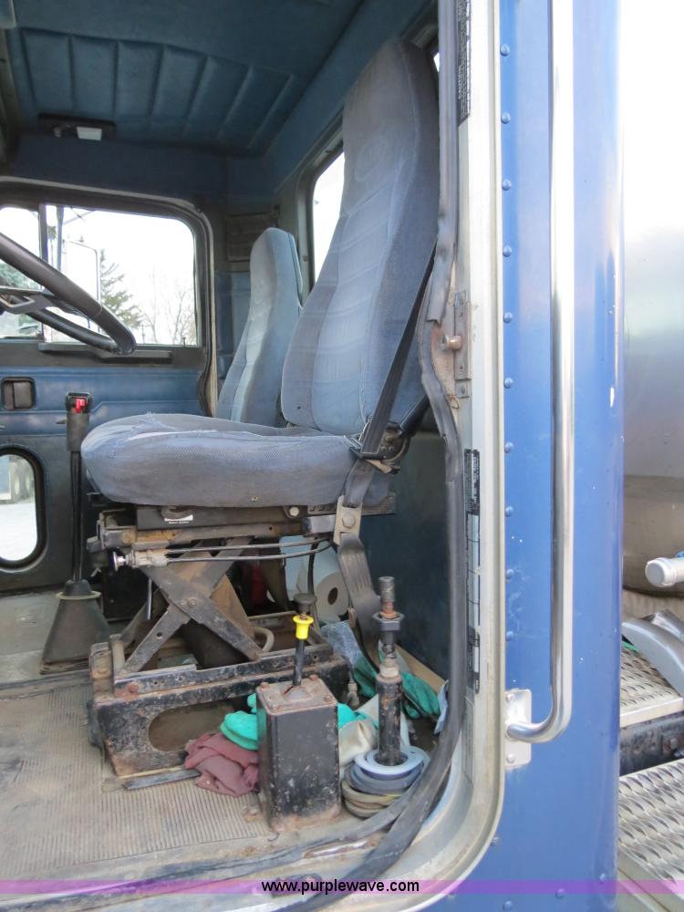 image for item B4802 1990 Peterbilt 379 nurse truck