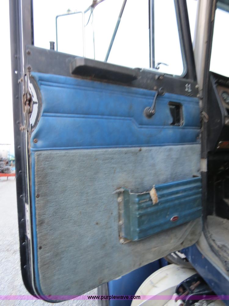 image for item B4802 1990 Peterbilt 379 nurse truck