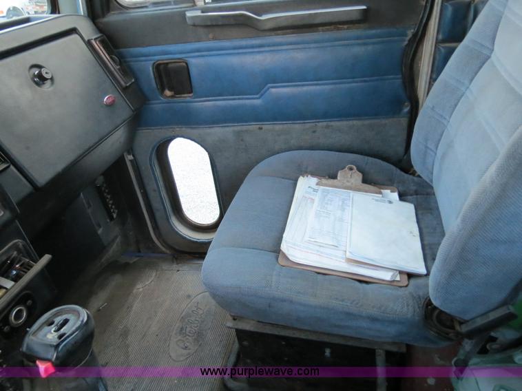 image for item B4802 1990 Peterbilt 379 nurse truck