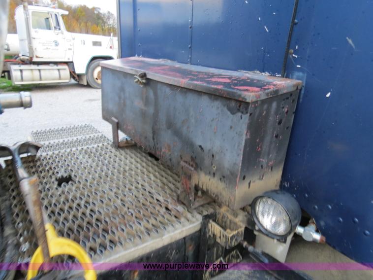 image for item B4802 1990 Peterbilt 379 nurse truck