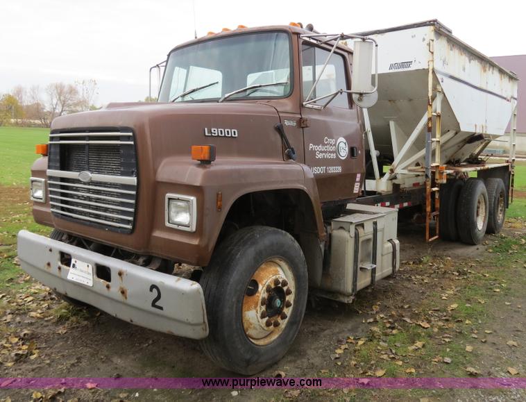 image for item B4810 1994 Ford L9000 tender truck