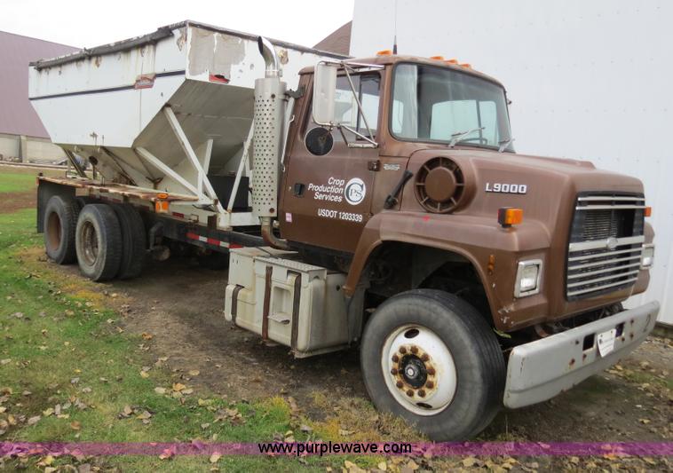 image for item B4810 1994 Ford L9000 tender truck