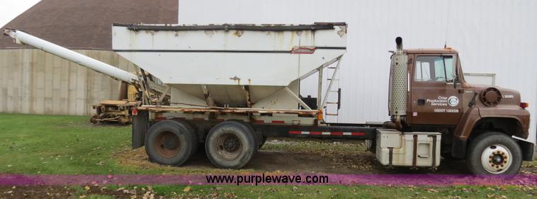 image for item B4810 1994 Ford L9000 tender truck