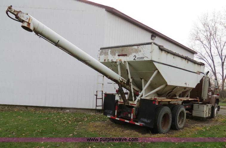 image for item B4810 1994 Ford L9000 tender truck