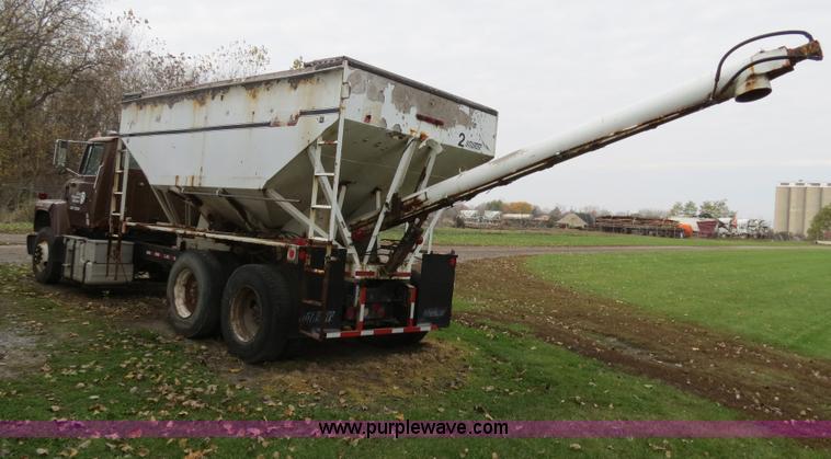 image for item B4810 1994 Ford L9000 tender truck