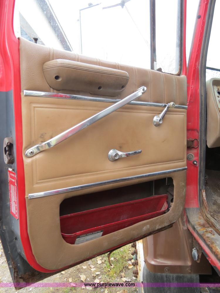 image for item B4810 1994 Ford L9000 tender truck