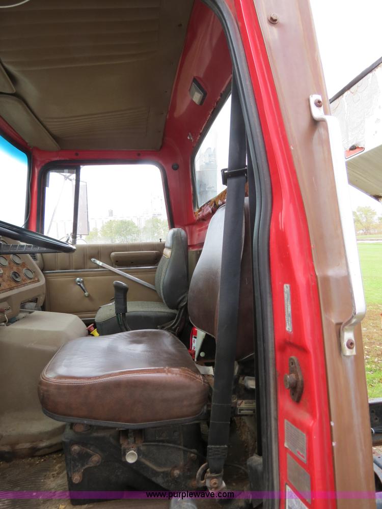 image for item B4810 1994 Ford L9000 tender truck