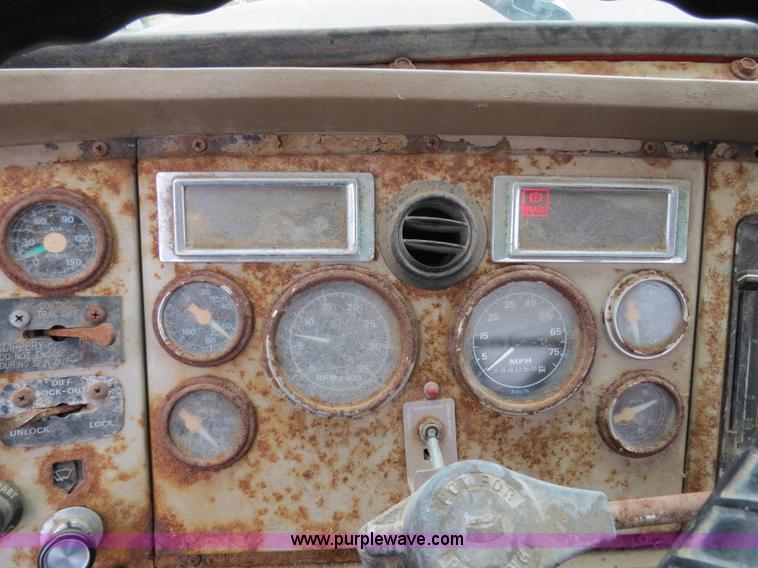 image for item B4810 1994 Ford L9000 tender truck