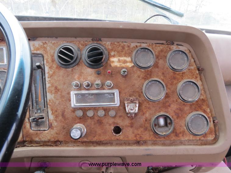 image for item B4810 1994 Ford L9000 tender truck