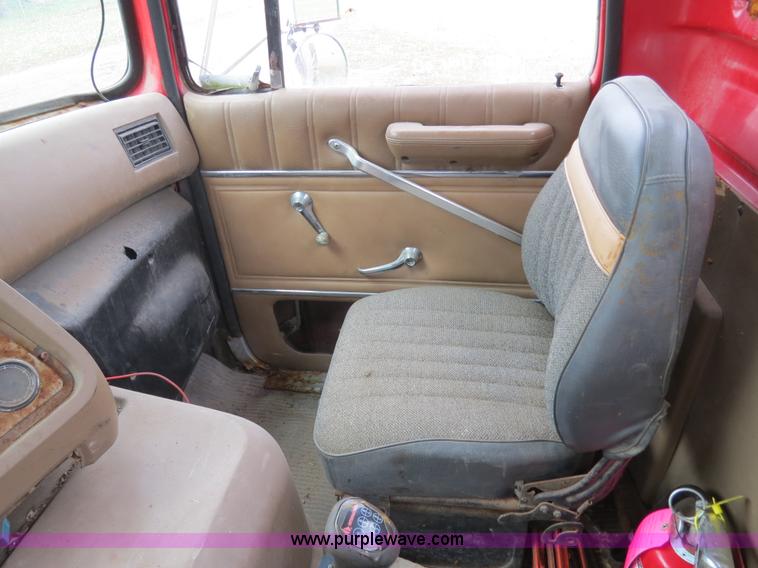 image for item B4810 1994 Ford L9000 tender truck