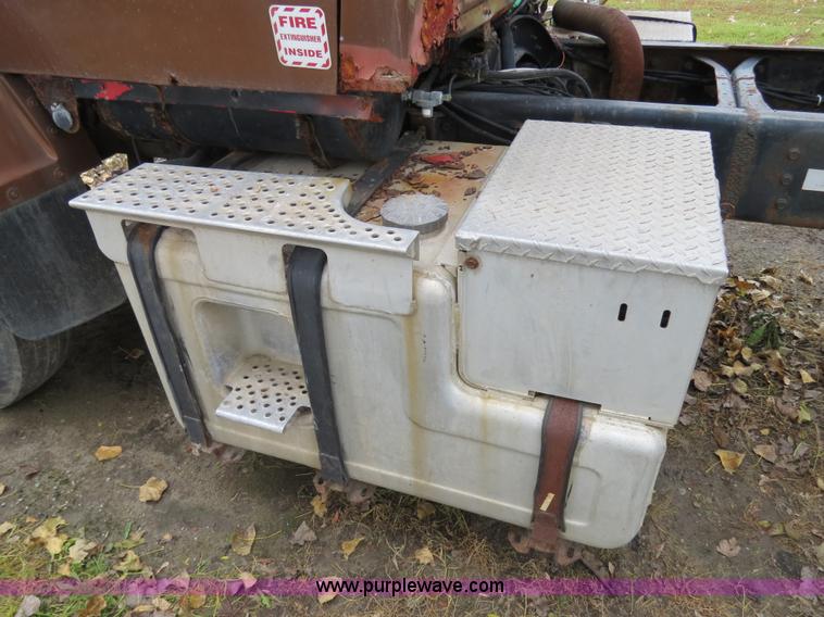 image for item B4810 1994 Ford L9000 tender truck