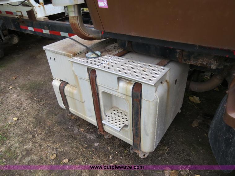 image for item B4810 1994 Ford L9000 tender truck