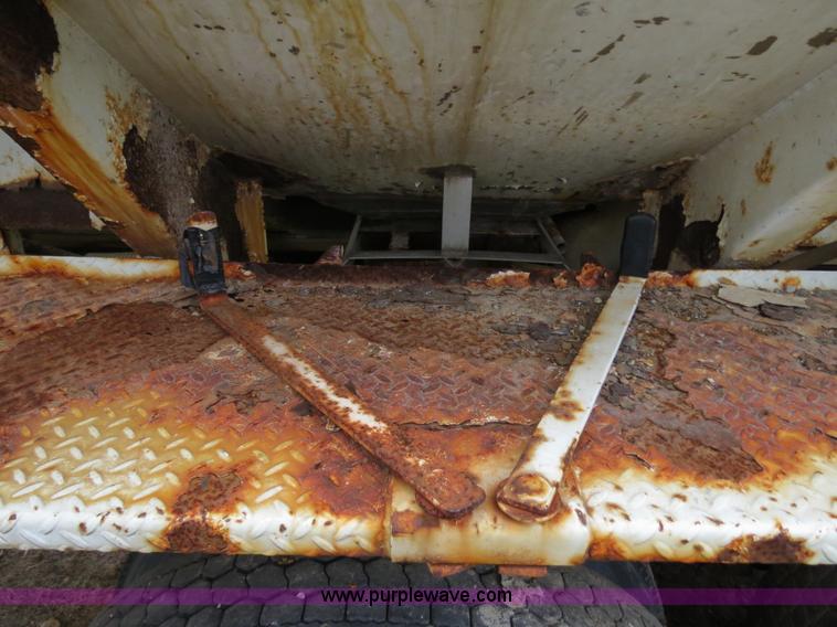 image for item B4810 1994 Ford L9000 tender truck