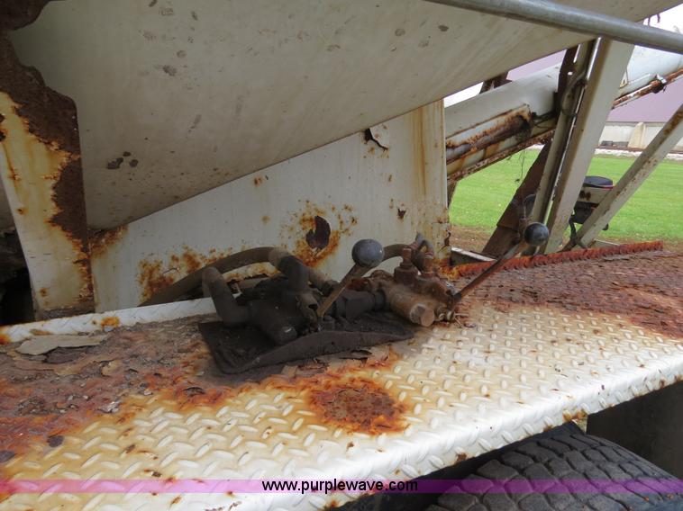 image for item B4810 1994 Ford L9000 tender truck