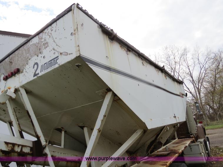 image for item B4810 1994 Ford L9000 tender truck