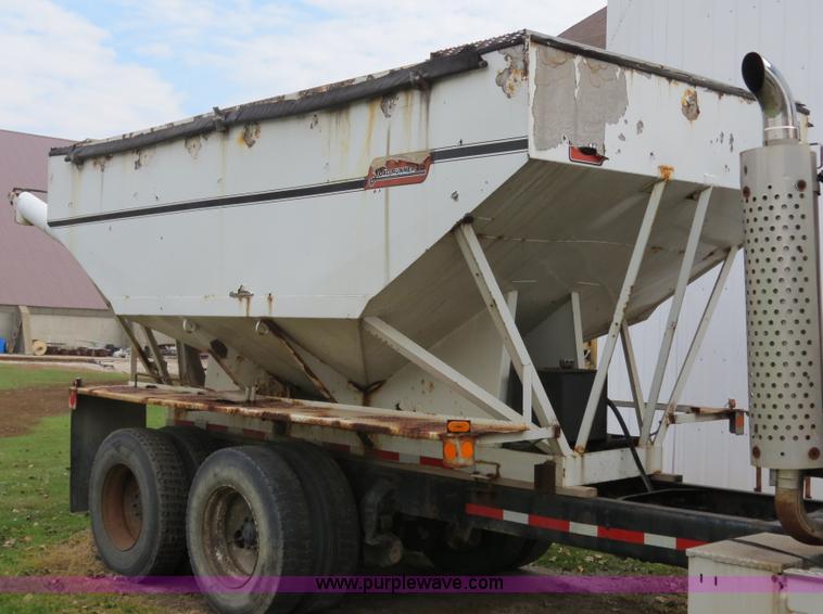 image for item B4810 1994 Ford L9000 tender truck