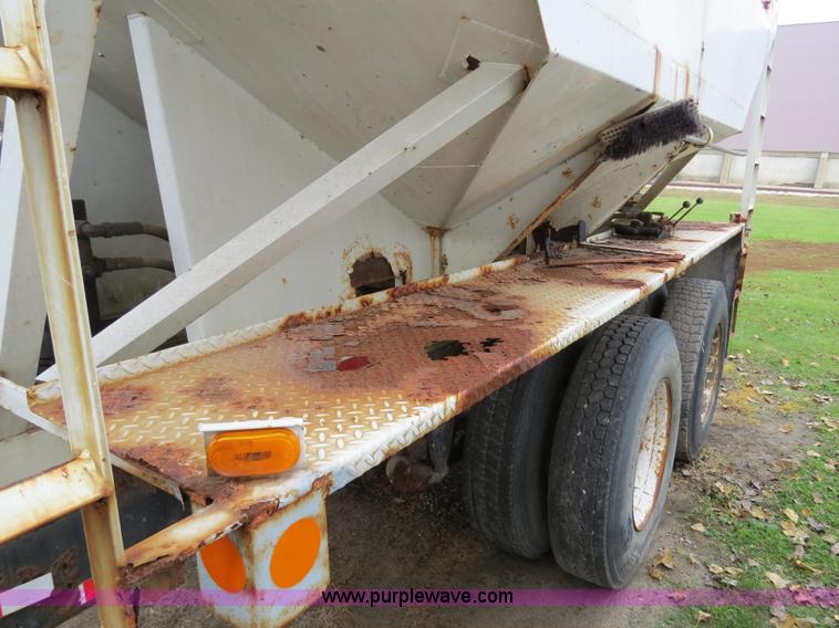 image for item B4810 1994 Ford L9000 tender truck