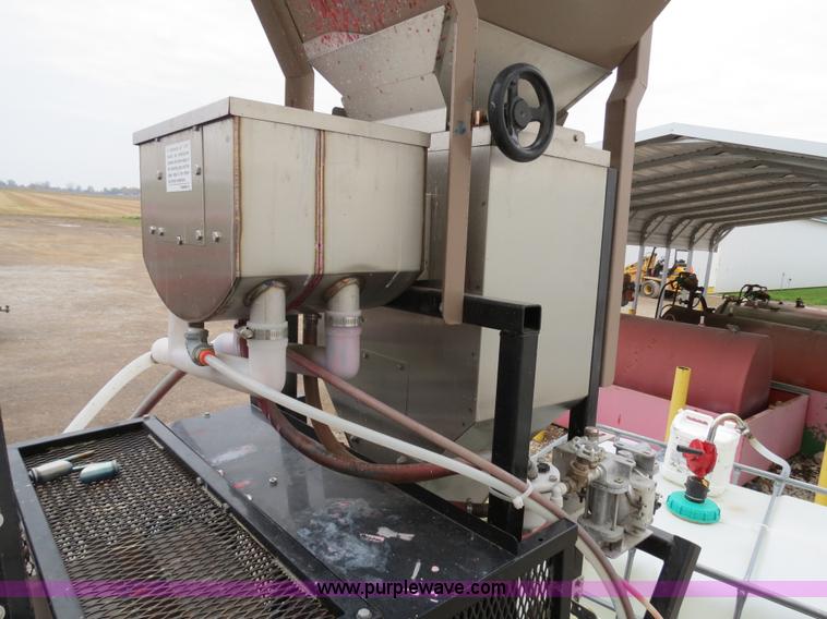 image for item G9513 2006 Gustafson SRW800 continuous flow seed treater