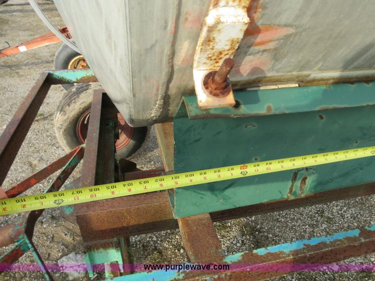 image for item G9521 1,300 gallon aluminum tank