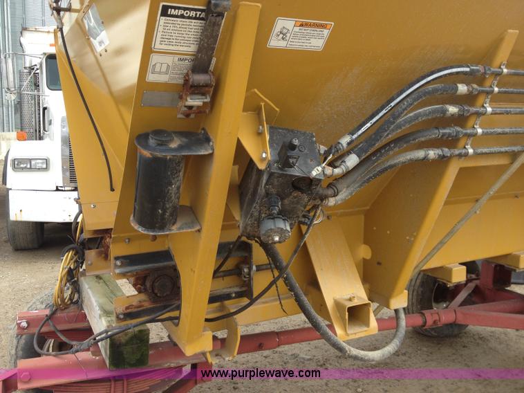 image for item G9530 New Leader L3020G G4 dry fertilizer spreader bed